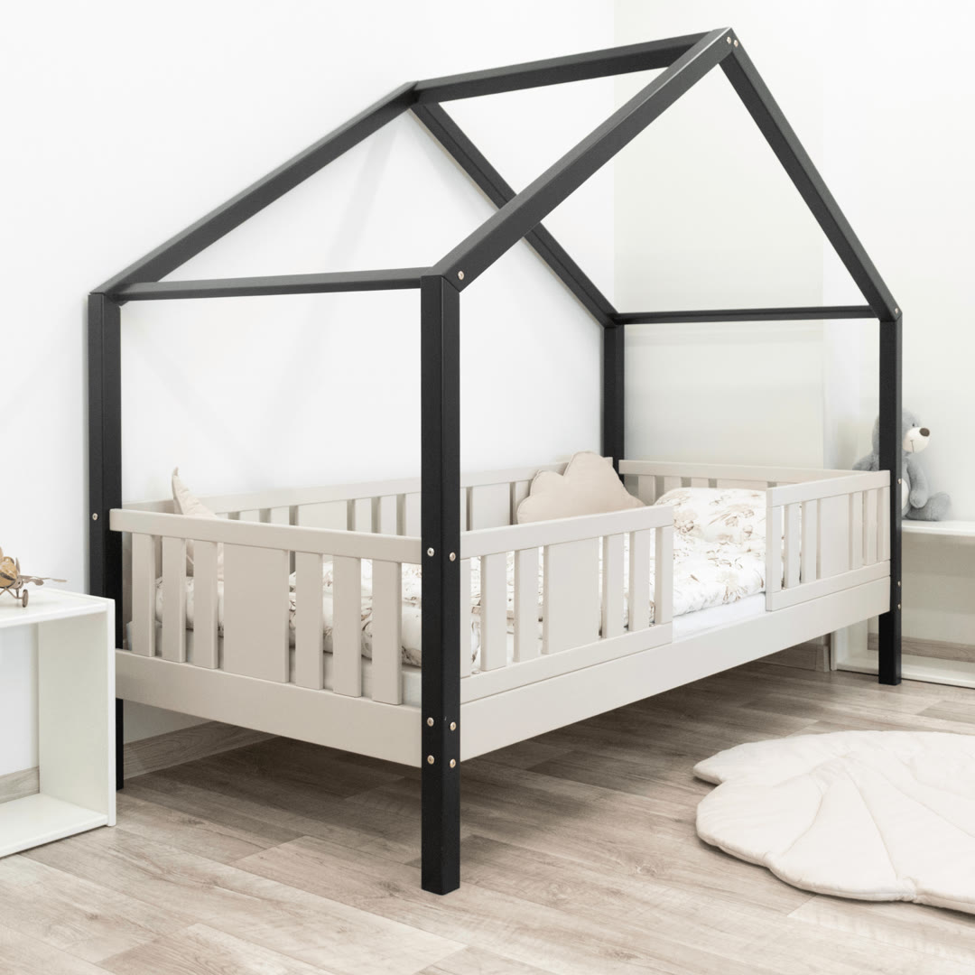 zimowy pokój dziecka z łóżkiem z drewna sosnowego i warstwową pościelą